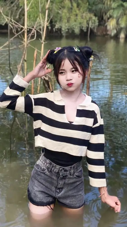 Tấm ảnh được chỉnh sửa qua ứng dụng chỉnh màu chuyên nghiệp làm nổi bật nụ cười tỏa nắng và ánh mắt rạng rỡ của cô gái xinh đẹp trong nắng chiều