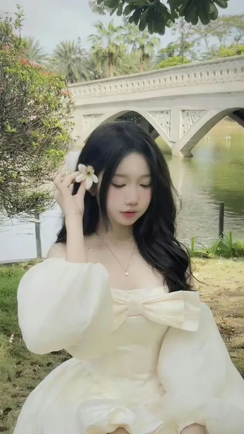 Em gái nhỏ đeo kính cận tròn mặc váy yếm bò đầy vẻ ngây ngô mải mê vẽ tranh giữa công viên, trông dáng vẻ vô cùng đáng yêu và tinh nghịch