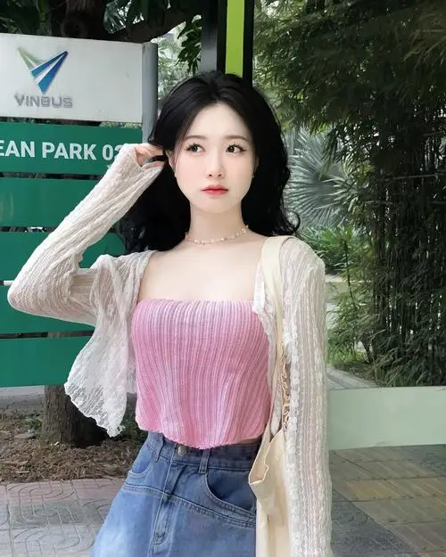 Nàng thơ lãng mạn thả hồn vào bản nhạc cổ điển trong tông màu trong veo của căn phòng nhỏ, vẻ mặt bình yên gợi lên sự thư thái vô ngần