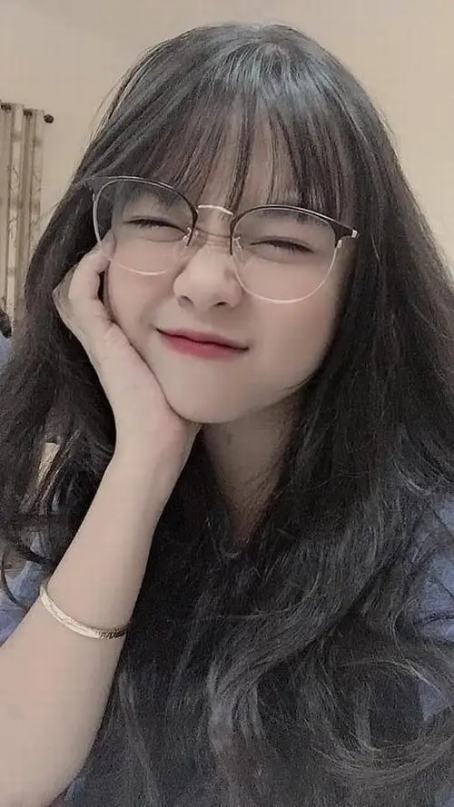 Thiếu nữ tinh nghịch khoe nét duyên ngầm với chiếc răng khểnh khi cười, đôi má lúm đồng tiền sâu hoắm làm say lòng bao chàng trai đang ngắm nhìn