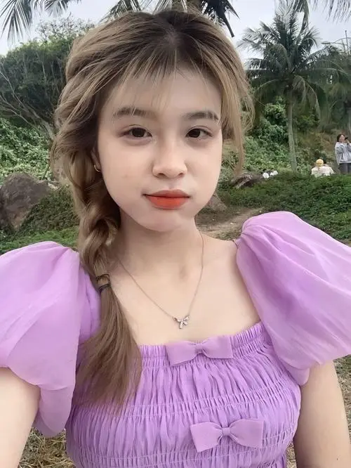 Ngồi lặng lẽ giữa thư viện cổ kính, cô gái khẽ lật từng trang sách, ánh nắng xuyên qua khe cửa làm nổi bật làn da mịn màng thật sự mỹ miều