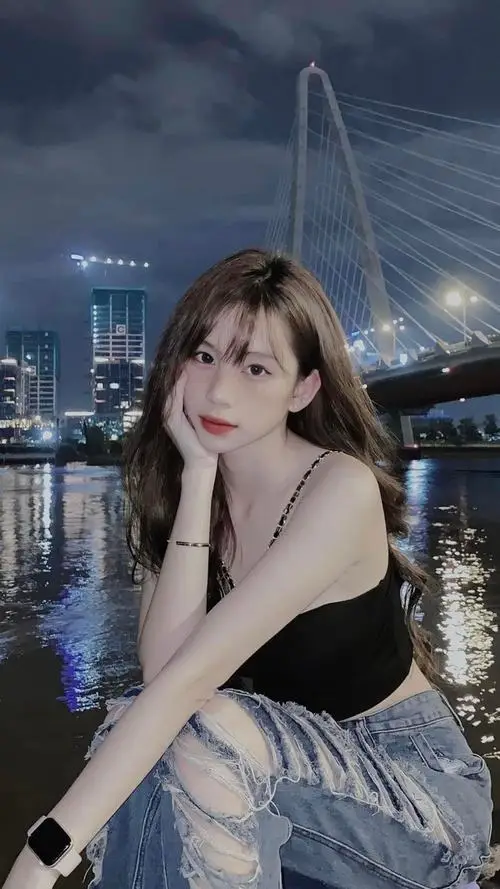 Cô nàng cá tính áp dụng phong cách tối giản với quần jeans và áo thun trắng, dáng vẻ năng động nhưng vẫn toát lên một nét quyến rũ rất riêng