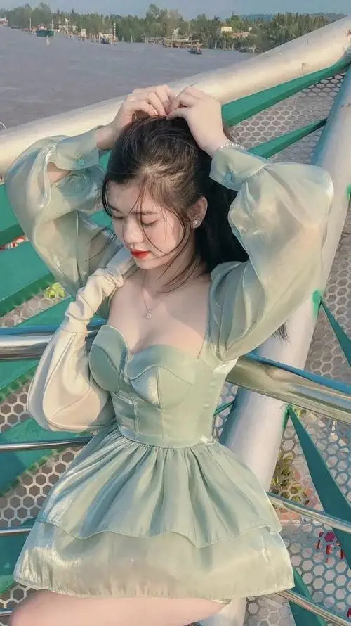 Búp bê xinh xắn sở hữu vẻ đẹp thoát tục với mái tóc vàng óng ả, đôi mắt màu xanh thẳm hút hồn khiến người xem không thể nào rời mắt được