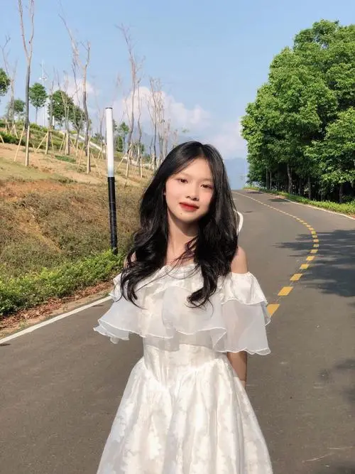 Thiếu nữ ngồi tựa mạn thuyền trên sông, tay khẽ khỏa nước làm sóng sánh mặt hồ, gương mặt thanh tú hiện trong làn khói sương mờ ảo cực kỳ thùy mị