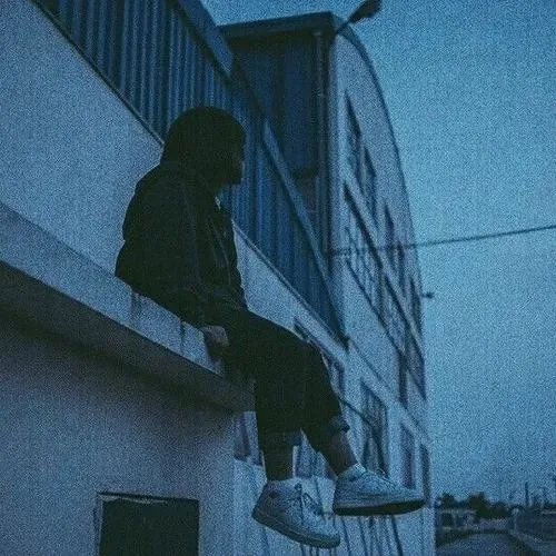 Ảnh đại diện con gái cô gái mặc đồ tối ngồi chênh vênh trên lan can trước dãy nhà xanh xám, mái tóc phủ mặt làm dáng ngồi thêm lẻ loi