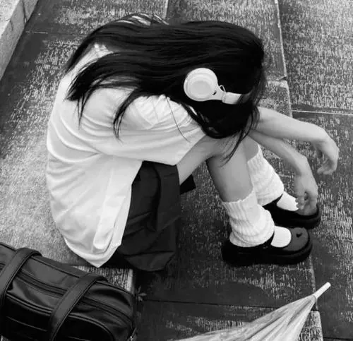 Thiếu nữ trong tranh ôm gối ngồi thu mình, tóc đen xõa kín vai và mảng sáng tối dày khiến đây đúng chất ảnh thiếu nữ sầu muộn