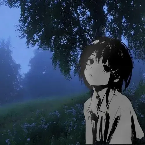 Nhân vật anime đứng giữa bãi cỏ sẫm màu, tóc ngắn đen và đôi mắt mở to làm tổng thể xanh tím trở nên lạnh lẽo hơn hẳn