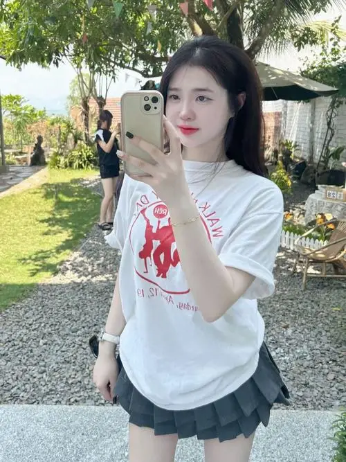 Mỹ nhân xuất hiện lộng lẫy với phong cách cổ điển quyến rũ, đôi môi trái tim đỏ thắm và ánh mắt sắc sảo tạo nên một diện mạo rất quý phái