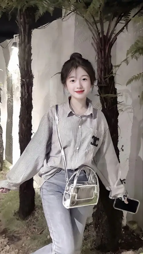 Cô gái nhỏ dạo bước trên bờ biển khi hoàng hôn buông xuống, tà váy bay nhẹ trong gió biển cùng nụ cười đốn tim làm tan chảy mọi ánh nhìn