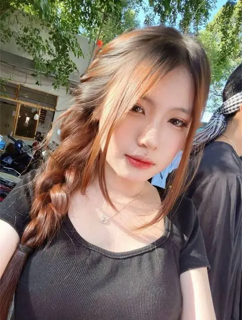 Nàng thơ kẹo ngọt diện đồ tông màu pastel dạo chơi trong vườn hoa xuân, nụ cười e ấp cùng đôi má ửng hồng trông thật sự khả ái vô cùng