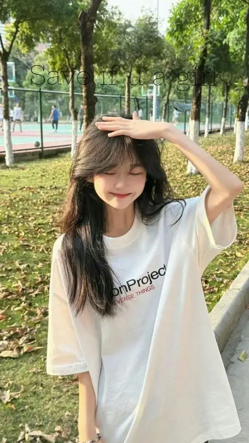 Ánh đèn đường vàng vọt hắt lên gương mặt cô gái trẻ đang đứng đợi xe buýt, đôi mắt to tròn long lanh ẩn chứa một sự tinh khôi lạ kỳ