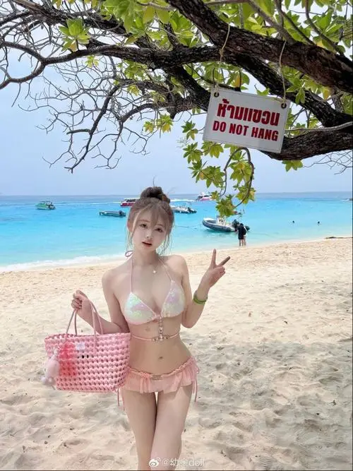 Ngồi bên khung cửa sổ mờ hơi sương, cô gái khẽ đặt tay lên má nhìn ra ngoài với thần thái trong trẻo khiến trái tim người xem rung động mãnh liệt