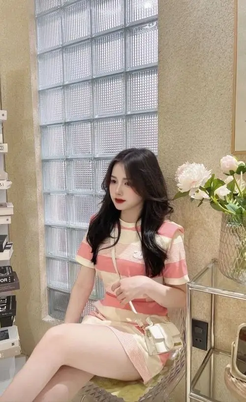 Cô nàng năng động với gu thời trang cực chất trên phố đi bộ, đôi chân dài miên man và nụ cười tự tin toát lên vẻ trẻ trung hiện đại