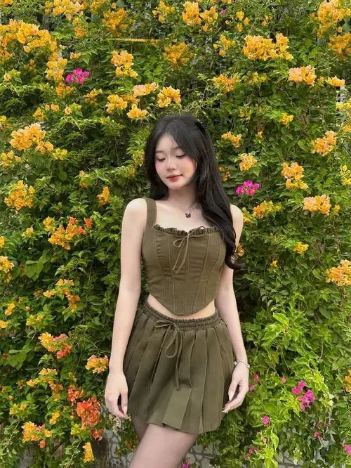 Ảnh gái diện chiếc váy hoa nhí điệu đà đứng bên hiên nhà cũ, ánh mắt nhìn xa xăm đầy mộng mơ tạo nên một vẻ ngoài cực kỳ thanh khiết