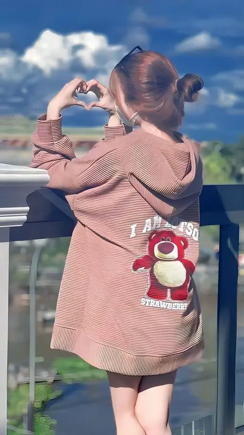 Khoảnh khắc cô gái khẽ vén lọn tóc sau vành tai giữa không gian studio chụp ảnh chuyên nghiệp đã bắt trọn được vẻ thanh tao đầy ấn tượng nhất