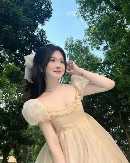 Ảnh gái mang phong cách ý tưởng thanh xuân rạng rỡ khi chạy trên bãi cỏ, nụ cười hân hoan cùng đôi mắt sáng rực rỡ nhìn thật tràn đầy sức sống