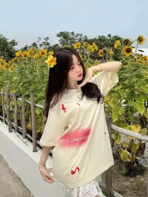 Cô gái trẻ ngồi tựa đầu vào cửa kính ô tô ngắm nhìn thành phố lên đèn, ánh sáng lung linh phản chiếu lên gương mặt thanh tú cực kỳ diễm lệ