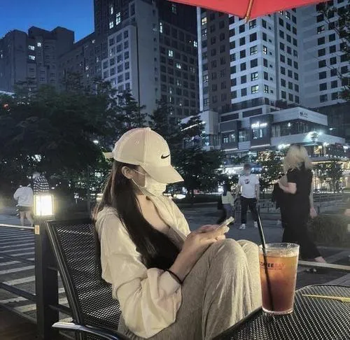 Gái xinh thể hiện góc nghiêng thần thánh bên tách trà chiều thơm ngát, sống mũi cao thanh thoát và bờ vai trần mảnh dẻ trông vô cùng gợi cảm