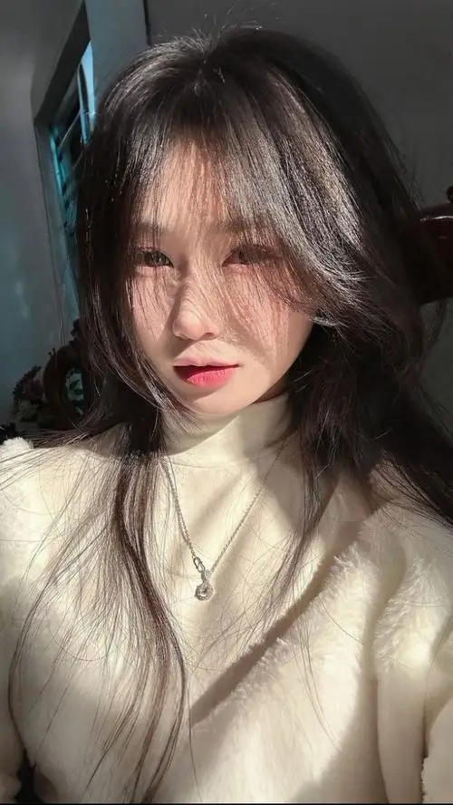 Giữa rừng thông bạt ngàn sương phủ, thiếu nữ mặc áo len ấm áp khẽ mỉm cười với ống kính tạo nên một khung hình đời thường rất đỗi mộc mạc