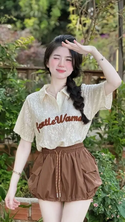 Gái đẹp tự tin khoe sắc vóc nuột nà trong bộ đồ tập năng động tại công viên, làn da khỏe khoắn dưới nắng sớm trông thật sự tràn đầy năng lượng