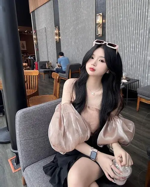 Cô gái nhỏ thắt nơ đỏ trên tóc mặc áo khoác bông dày đứng giữa trời tuyết trắng, đôi mắt to tròn ngơ ngác mang một vẻ đẹp thuần khiết