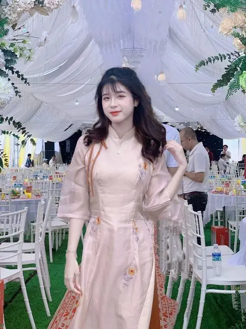 Hot girl đình đám thu hút mọi ánh nhìn với phong thái tự nhiên khi dạo phố, trang phục đơn giản nhưng tôn lên vẻ đẹp sang trọng và quyến rũ