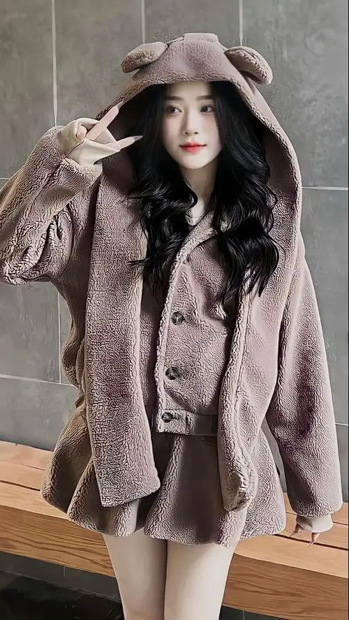 Cô gái trẻ ngồi tựa lưng vào cửa sổ đón lấy ánh nắng tự nhiên buổi sớm, mái tóc buông xõa bồng bềnh làm nổi bật nét yêu kiều khó cưỡng