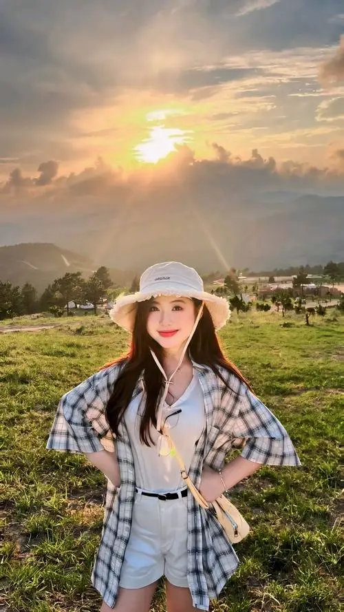 Gái đẹp mặc áo sơ mi trắng đơn giản ngồi trong quán cà phê vắng, đôi môi đỏ mọng khẽ mỉm cười tạo nên một sức hút rất đỗi mặn mà