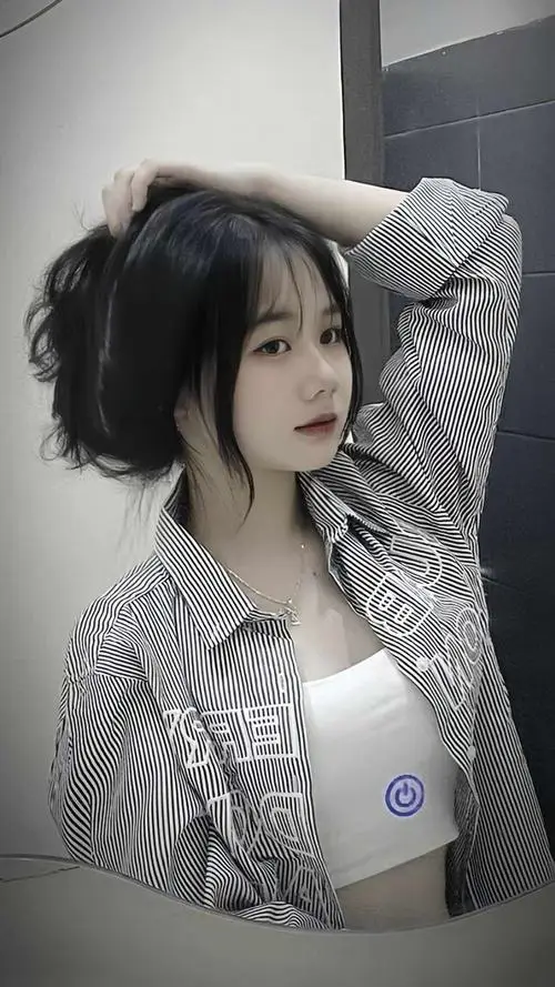 Một cô gái nép mình sau tán lá rộng với đôi mắt biết nói long lanh, làn da mịn màng ẩn hiện dưới nắng tạo cảm giác dịu dàng đến lạ