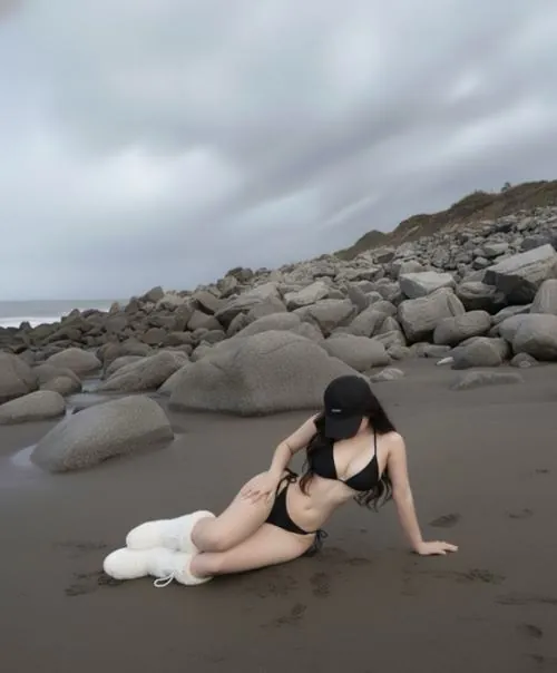 Cô nàng đội mũ vàng cúi đầu chỉnh tóc bên mép nước xanh, bộ đồ bơi nhiều màu tạo cảm giác tươi và rất hợp nhịp kỳ nghỉ hè