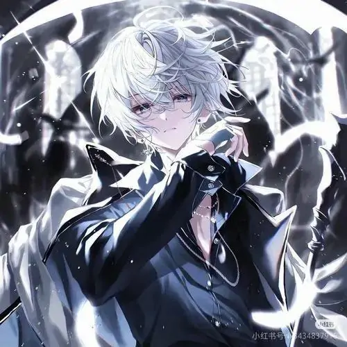 Avatar Facebook cậu trai tóc bạc đứng giữa tia sáng xanh trắng, áo tối ôm người và bàn tay nâng nhẹ trước ngực làm khung ảnh rực mà không rối, đậm hiệu ứng nghệ thuật