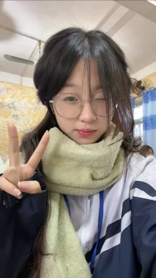 Nữ sinh 2k8 buộc tóc cao năng động đang chơi bóng rổ cùng bạn bè dưới nắng hè với mồ hôi lấm tấm trông thật mạnh mẽ và đầy khí thế.