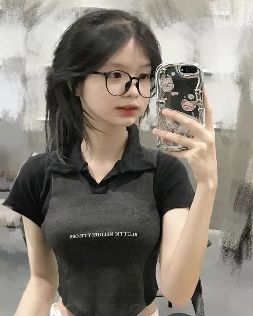 Thiếu nữ 2008 diện bộ đồ bà ba màu nâu sòng đang chèo xuồng trên dòng sông quê hương mang nét đẹp dân dã lạ thường và thân thuộc làng quê.