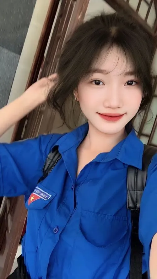 Bạn gái k8 đeo tai nghe chụp tai bản to đang đắm chìm trong thế giới âm nhạc với biểu cảm gương mặt vô cùng phiêu lãng và tách biệt phố thị.