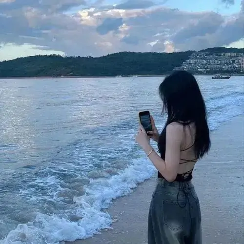 Hotgirl mặc áo sơ mi sọc bước giữa chợ hoa sáng sớm tay cầm bó cúc vàng sau lưng làm bức ảnh có màu sắc rộn ràng nhưng vẫn dịu