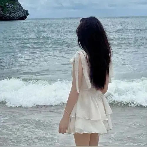 Thiếu nữ mặc áo thun trắng và quần ống đứng ở phòng thu với bức tường cách âm đen tay chạm tai nghe tạo cảm giác tập trung rõ rệt