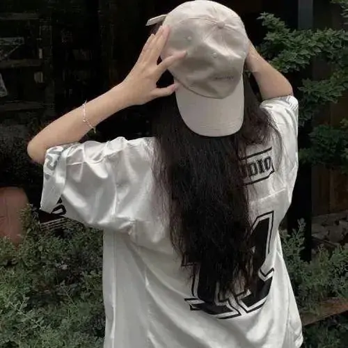 Bạn nữ mặc váy đen đơn sắc đứng trong phòng gương mờ của studio phần bóng phản chiếu lệch nhẹ làm ảnh có nét khác thường đầy cuốn hút