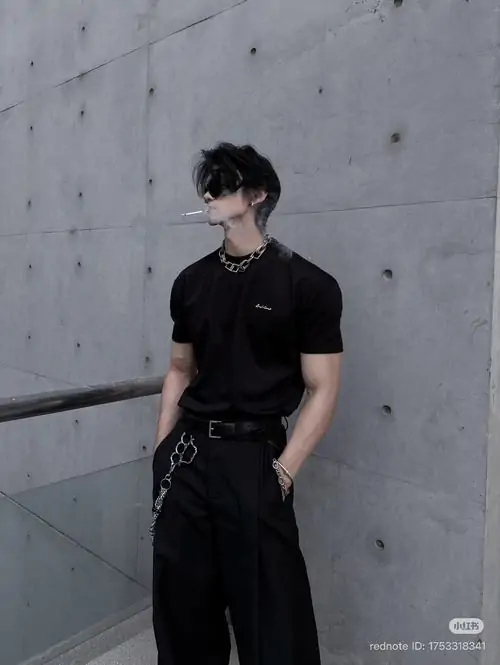 Ảnh đại diện chàng trai mặc đồ đen đứng sát tường bê tông, hai tay buông tự nhiên và mắt nhìn lệch, ảnh tối giản nhưng vẫn cá tính và sáng người