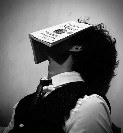 Ảnh profile người con trai ngả đầu ra sau ghế, quyển sách đặt trên mặt che kín mắt mũi, ảnh đen trắng này trông ngầu và có chút nghịch