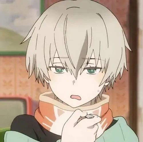 Cậu nhiếp ảnh gia hai đê ngồi xổm trên mái nhà, tay chỉnh ống kính máy ảnh bạc, áo hoodie xám nhăn nhẹ và mắt nhìn xuống phố