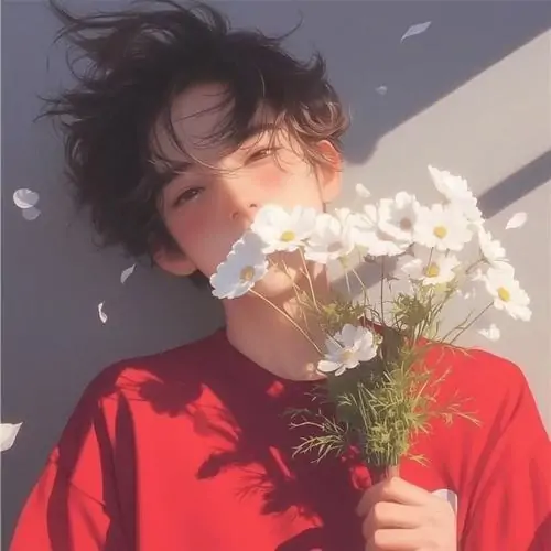 Cậu đầu bếp truyện tranh buộc tạp dề đen trong bếp mở, đang rắc tiêu lên đĩa mì nóng, mái tóc nâu gọn và nét mặt cực tập trung