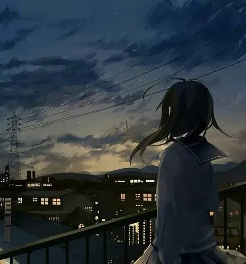 Cô gái khoác áo mưa đứng trong bến phà mờ sương, tay nắm chặt lan can sắt lạnh và mặt sông xám trước mắt gần như không gợn