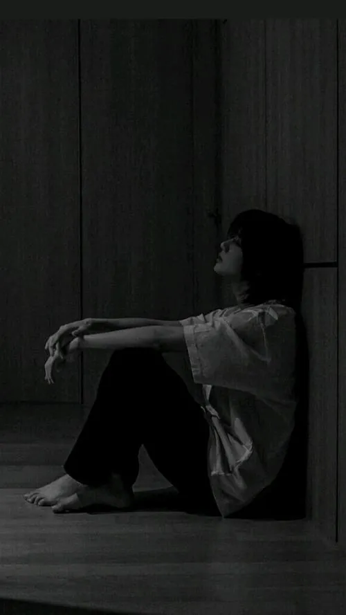 Cô nàng dựa trán vào ô kính nhà kính bỏ hoang, đầu ngón tay chạm lớp hơi nước mờ và những chậu cây khô phía sau càng thêm tiêu điều