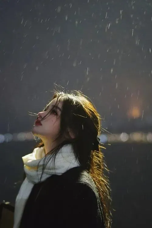 Cô gái ngồi ở mép sân bóng rổ trường học lúc trưa vắng, chai nước đặt bên cạnh và hàng ghế khán đài trống kéo dài đến tận cuối khung