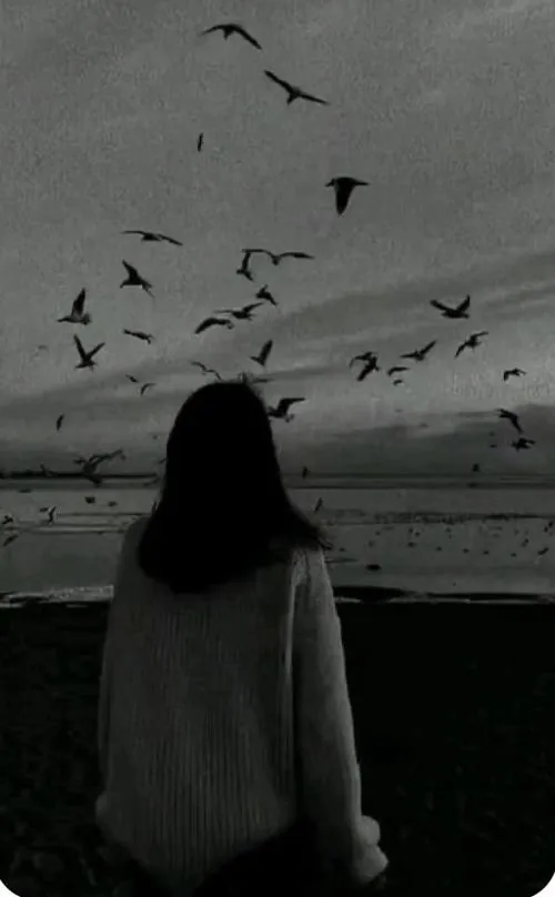 Người con gái ngả lưng trên ghế nha khoa trong căn phòng tối chưa bật hết đèn, mắt nhìn trần nhà trắng và hai bàn tay đặt yên trên bụng