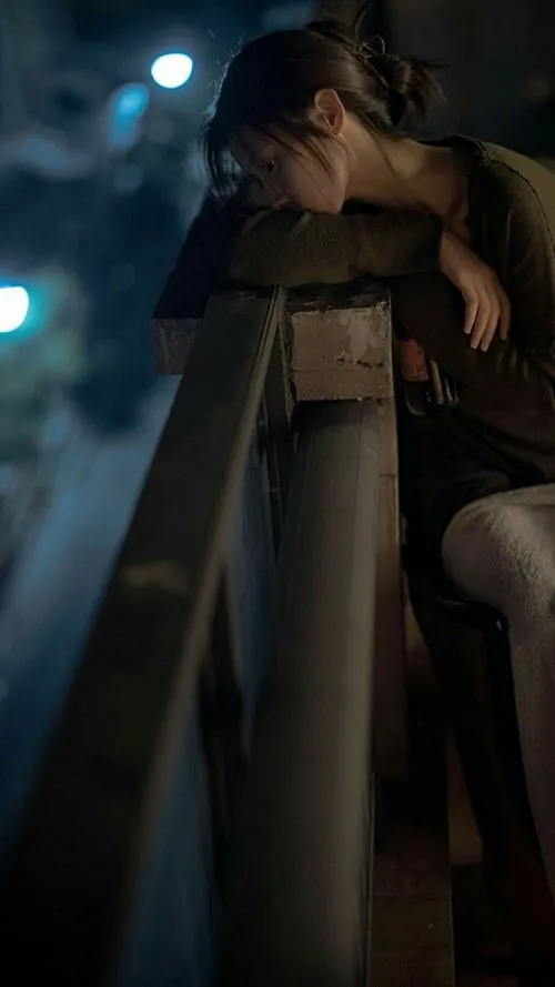 Người mẫu ngồi trên nền gạch phòng tập múa sau giờ tan lớp, giày ballet tháo dở và tấm gương lớn trước mặt chỉ còn phản chiếu im lìm