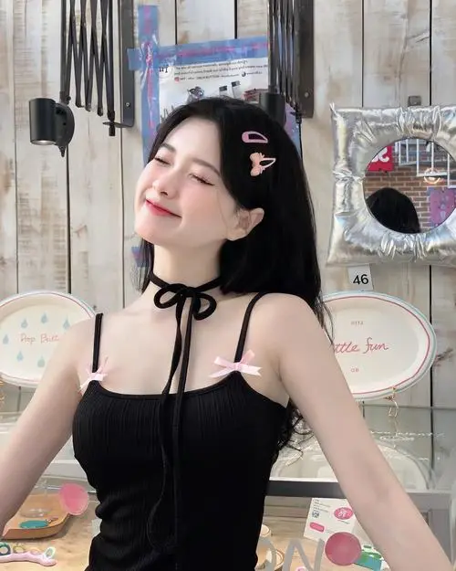 Em gái đang cầm que kem socola đứng dưới gốc cây, váy cotton bay nhẹ, tóc layer xinh xắn, má phúng phính hồng hào vui vẻ.