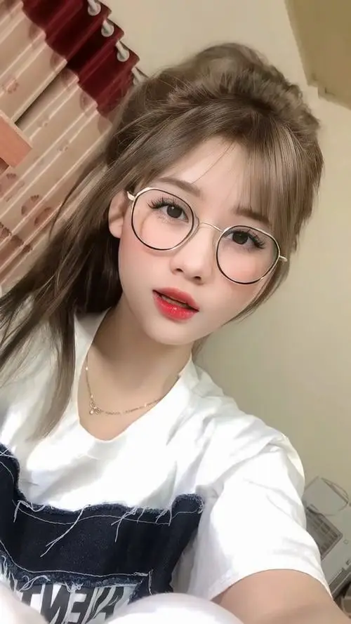 Búp bê đang nhảy nhẹ một chân trên lối đi lát gạch, váy jeans ngắn, tóc đuôi gà cao, tay vẫy với biểu cảm tinh nghịch ngọt ngào.