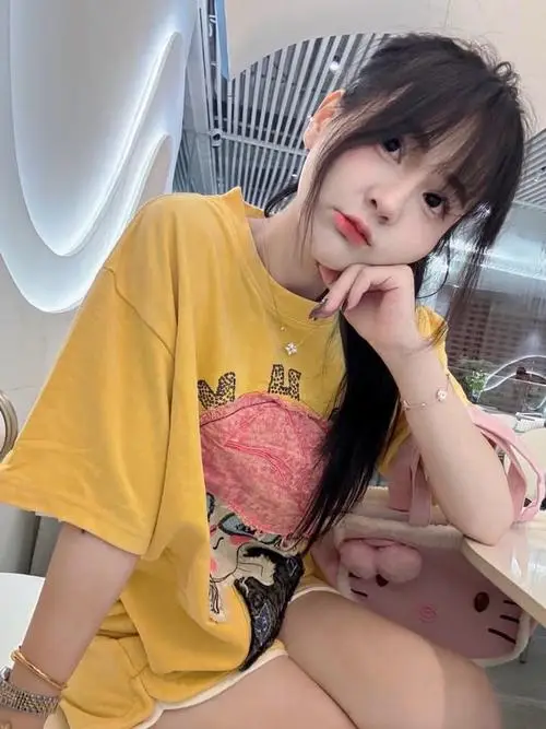 Cô đang tựa đầu vào cửa kính xe bus, đồng phục học sinh, tóc thả lỏng, mắt long lanh nhìn ra ngoài với vẻ ngây thơ.