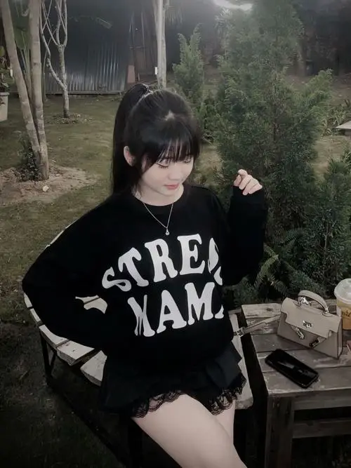 Cô nàng đứng bên cửa sổ mưa nhẹ mặc áo sơ mi oversize ướt vai, tóc dính vài giọt nước, mắt to tròn nhìn ra ngoài với vẻ ngây thơ.